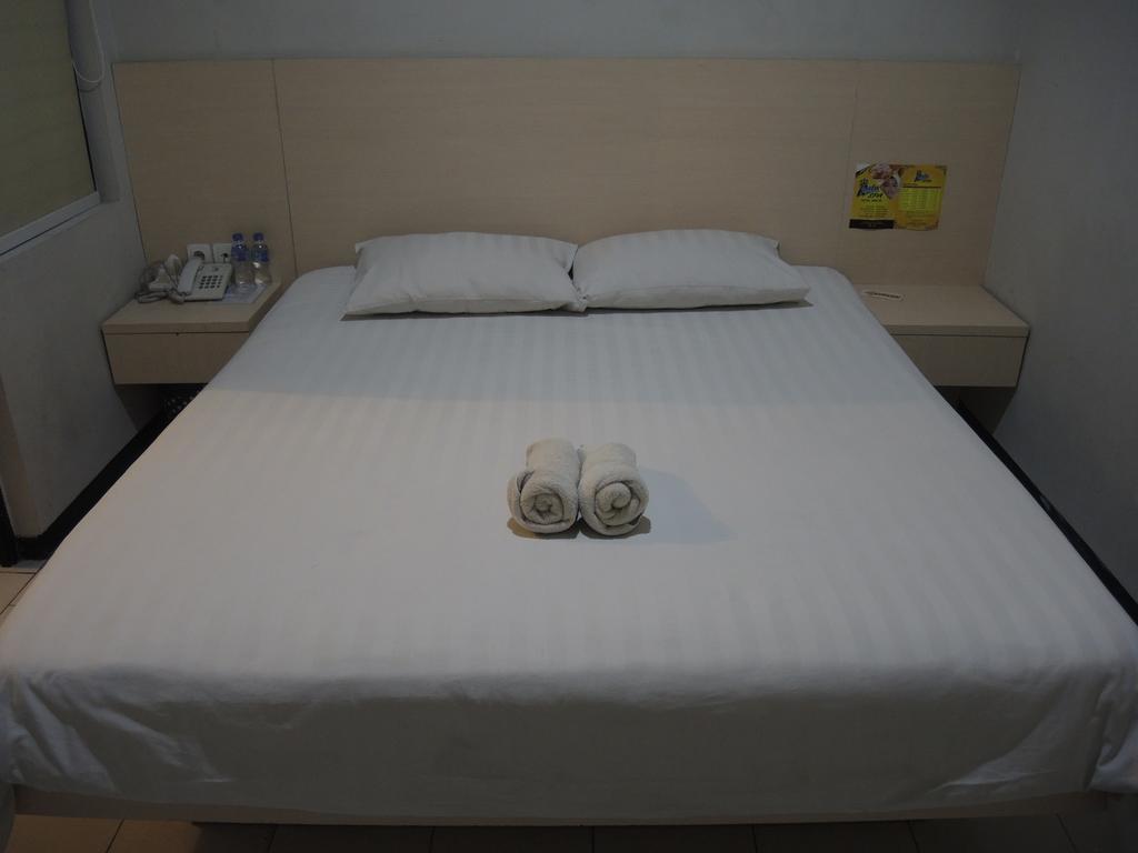 Swk 95 Hotel Surabaya Zimmer foto
